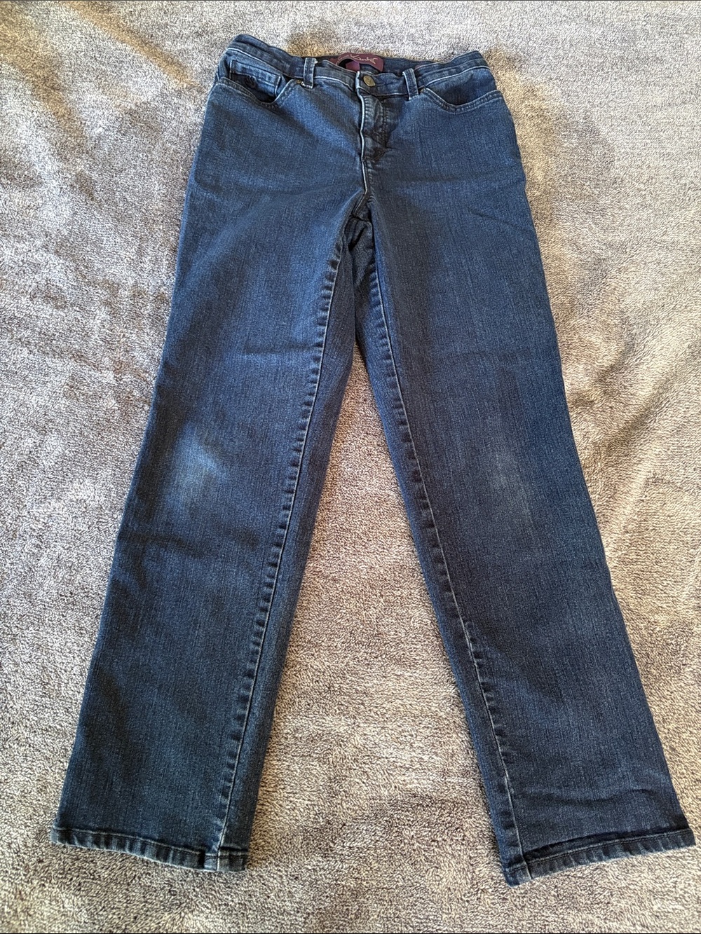 Gloria Vanderbilt Size 8 Classic Straight Leg Style Amanda Jeans in Dark Blue